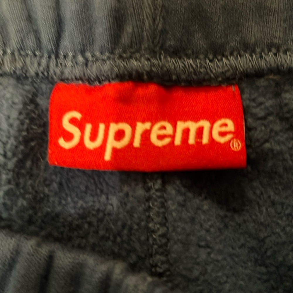 Large supreme, jogging pants, super good quality, super dope!